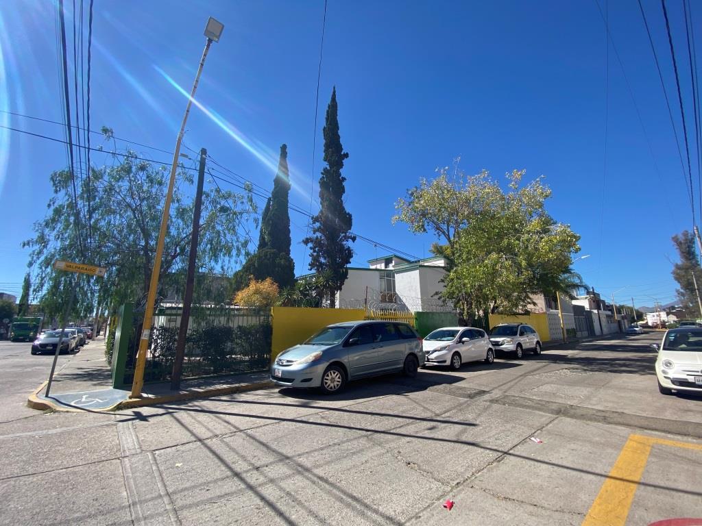 Casa en esquina, 600m2, zona Sur