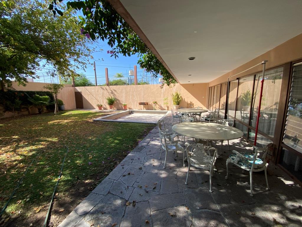 Casa zona centro en esquina, a unos metros de Castillo Douglas