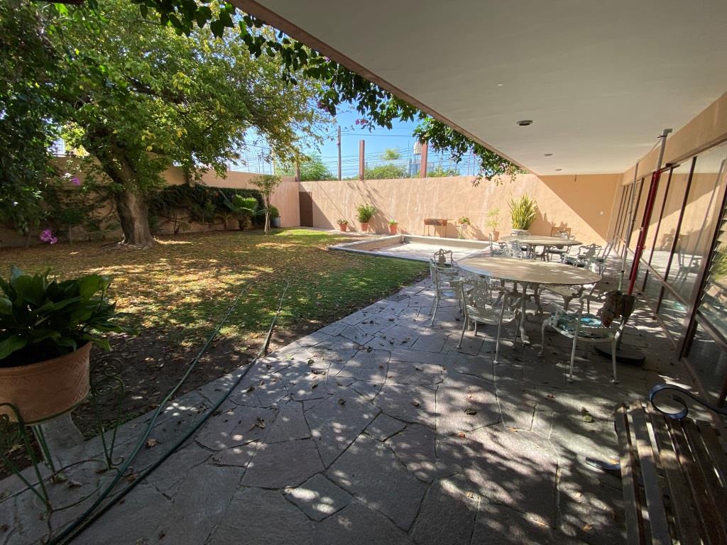 Casa zona centro en esquina, a unos metros de Castillo Douglas