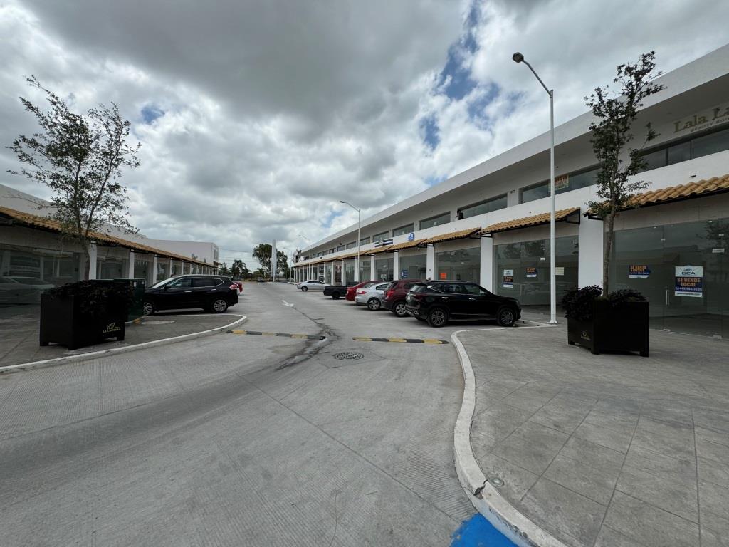 Locales comerciales dentro de Plaza Comercial La Cantera