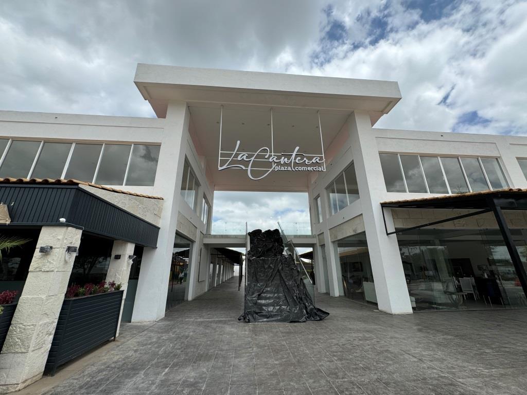 Locales comerciales dentro de Plaza Comercial La Cantera
