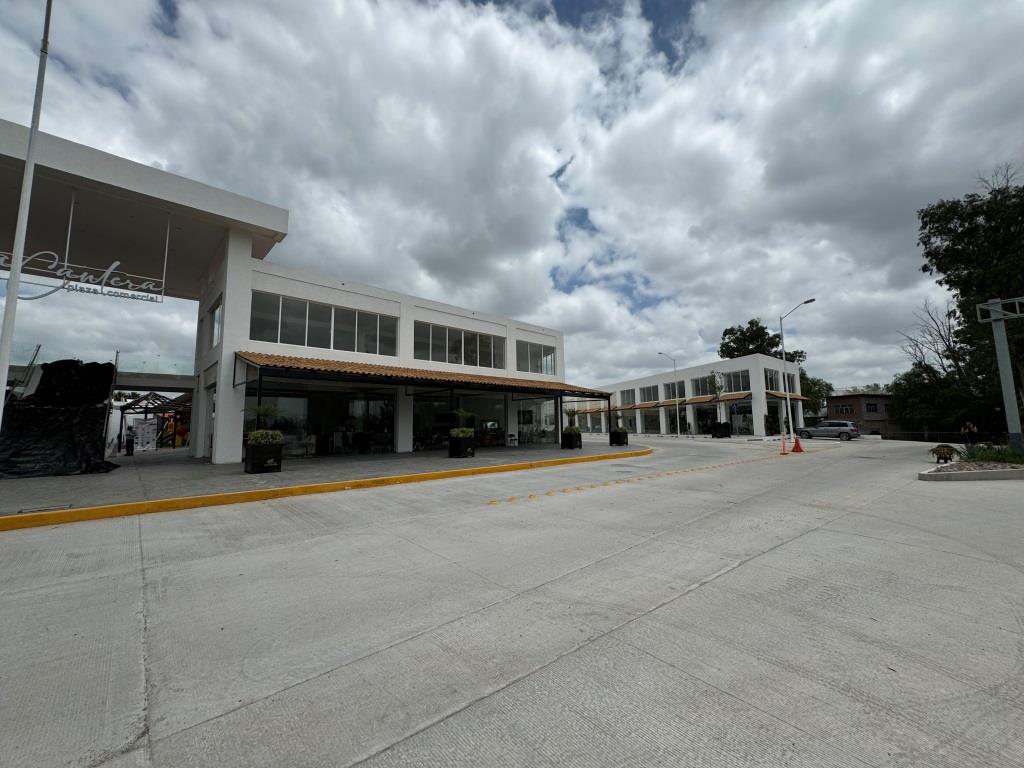 Locales comerciales dentro de Plaza Comercial La Cantera