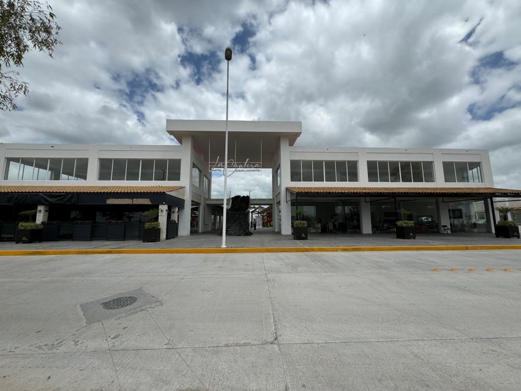 Locales comerciales dentro de Plaza Comercial La Cantera