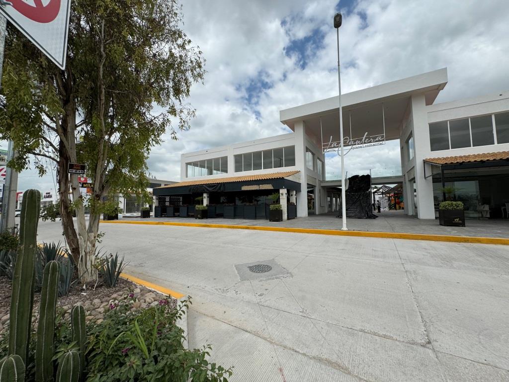Locales comerciales dentro de Plaza Comercial La Cantera