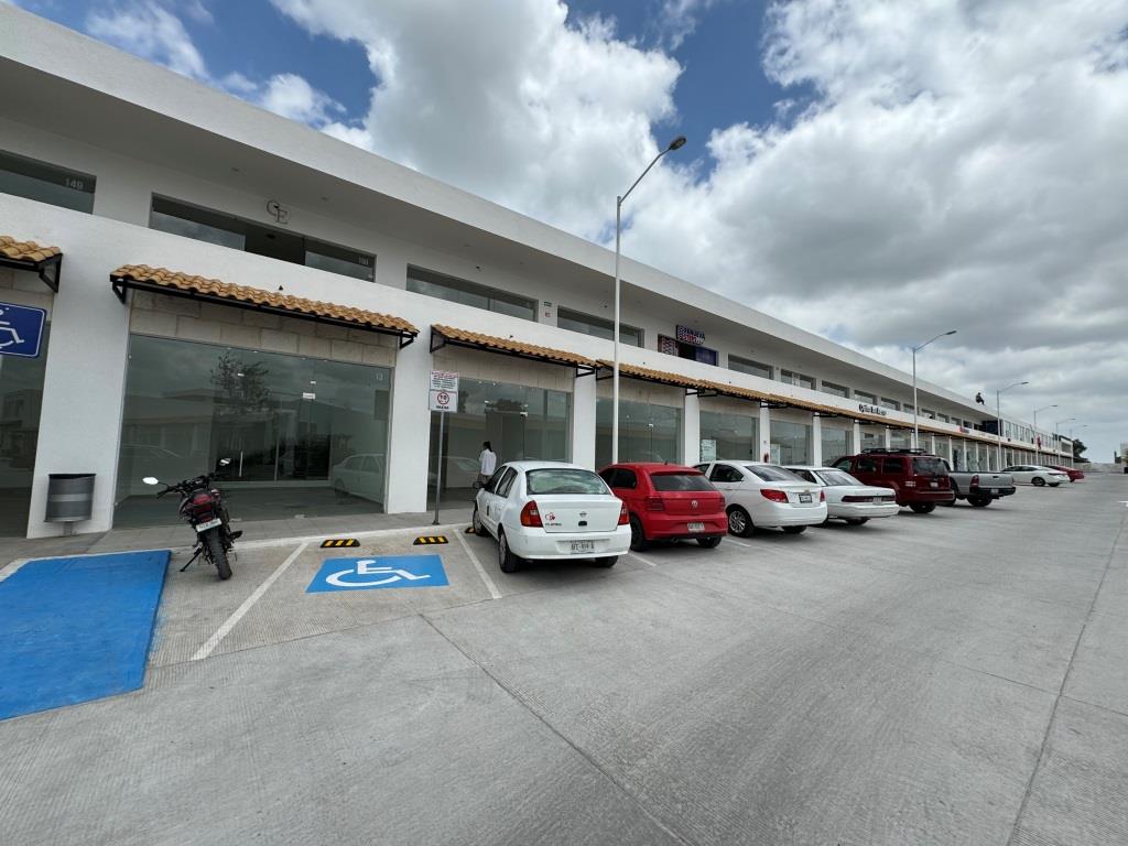 Locales comerciales dentro de Plaza Comercial La Cantera