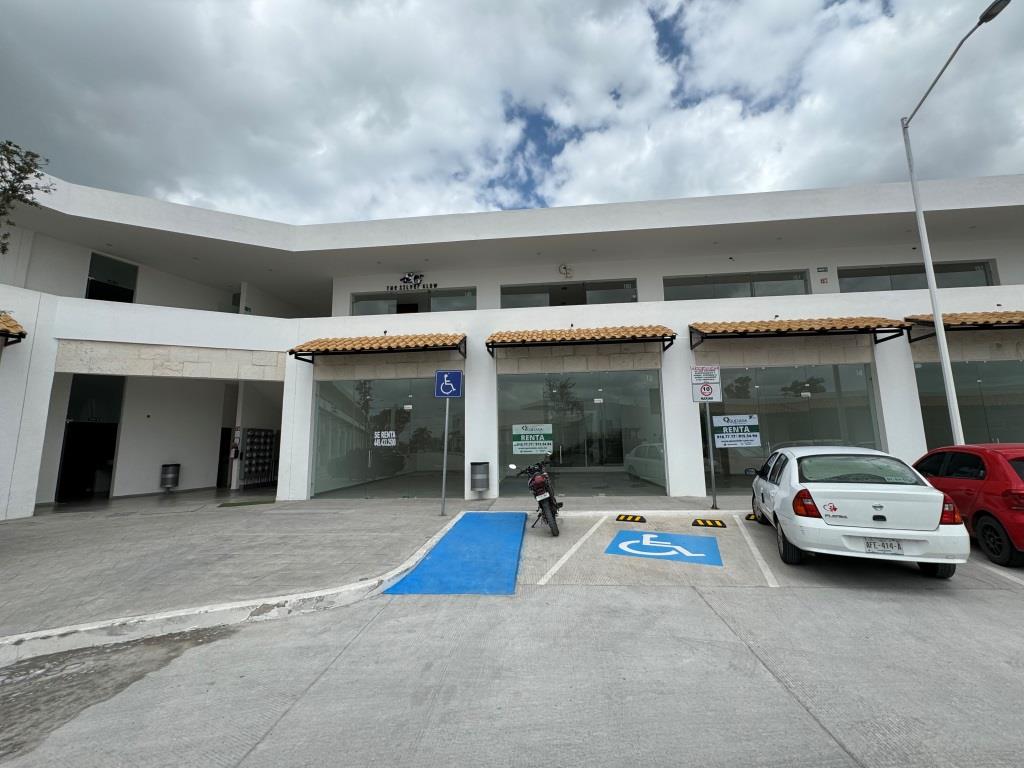 Locales comerciales dentro de Plaza Comercial La Cantera