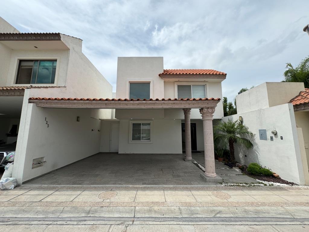 Casa en zona norte, dentro de exclusiva privada.