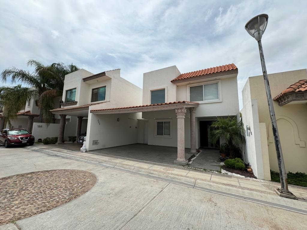 Casa en zona norte, dentro de exclusiva privada.