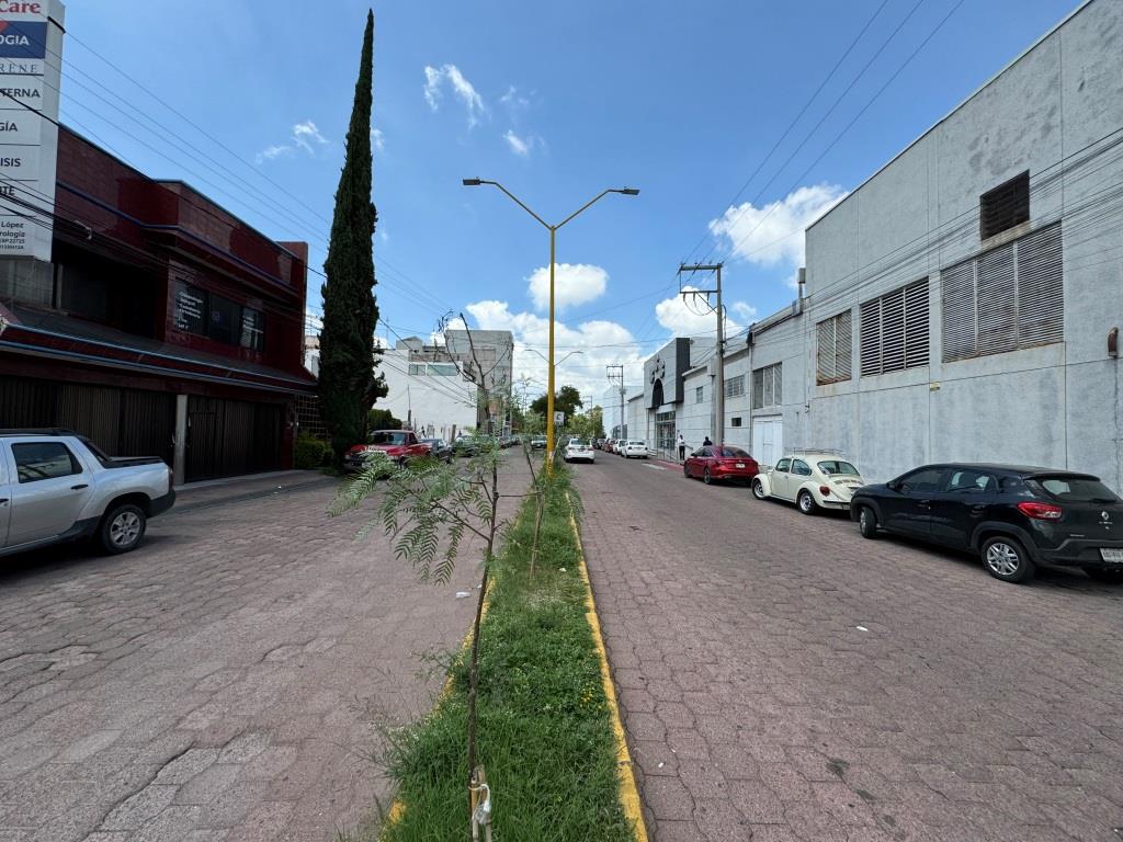 Casa sobre camellon, a unos metros de Av Universidad