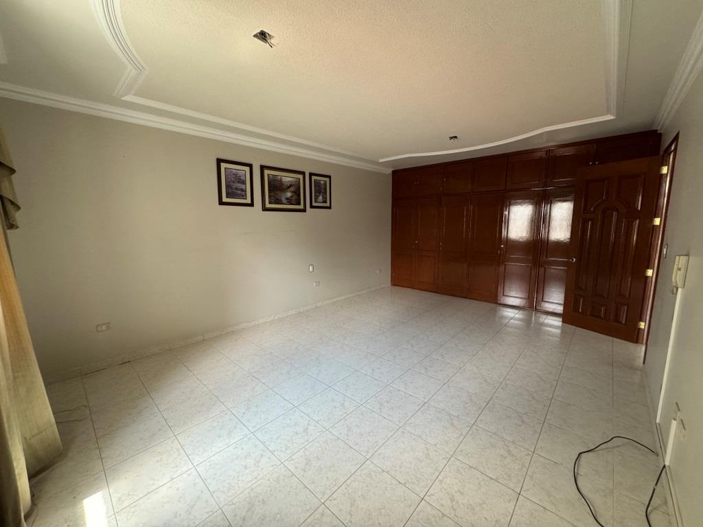 Casa sobre camellon, a unos metros de Av Universidad