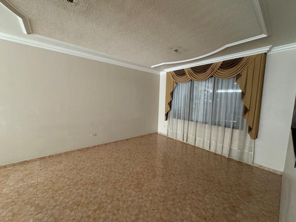 Casa sobre camellon, a unos metros de Av Universidad