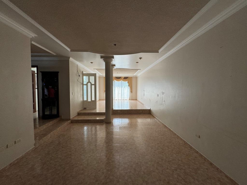 Casa sobre camellon, a unos metros de Av Universidad