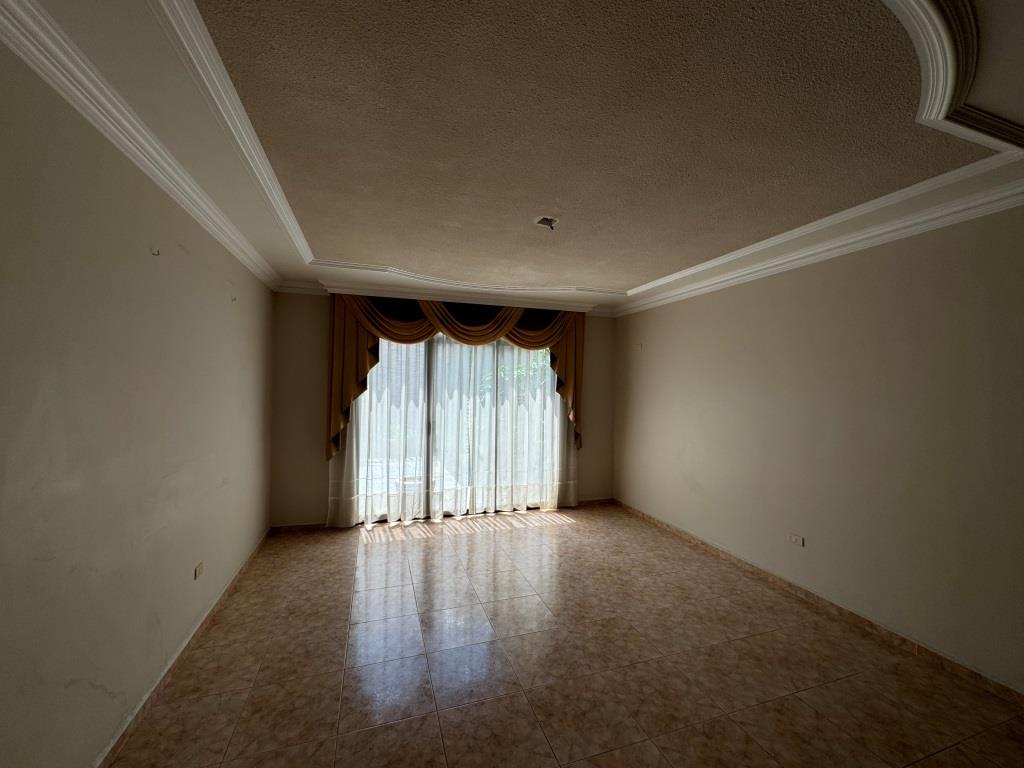 Casa sobre camellon, a unos metros de Av Universidad