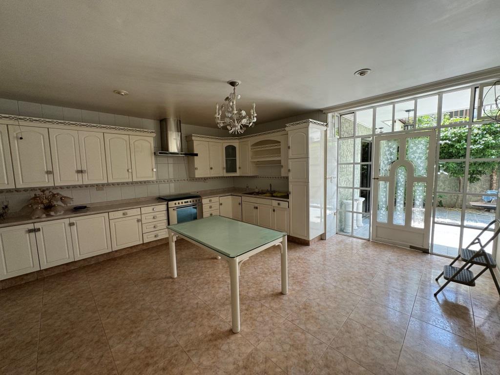 Casa sobre camellon, a unos metros de Av Universidad