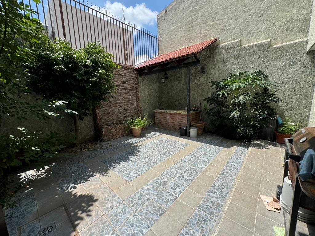 Casa sobre camellon, a unos metros de Av Universidad