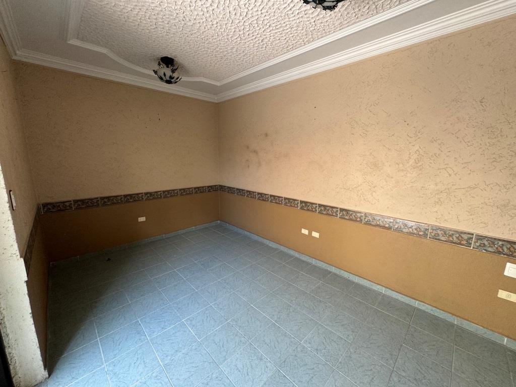 Casa sobre camellon, a unos metros de Av Universidad