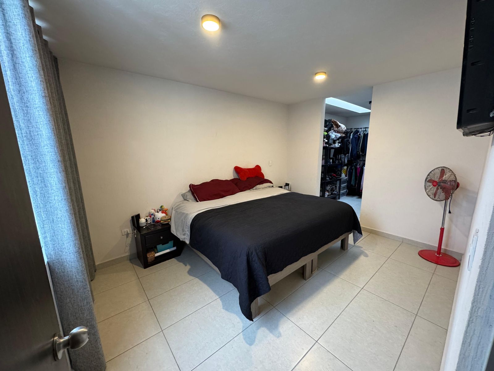Casa en esquina con terreno excedente