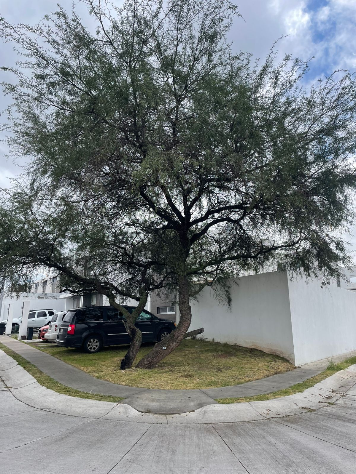 Casa en esquina con terreno excedente
