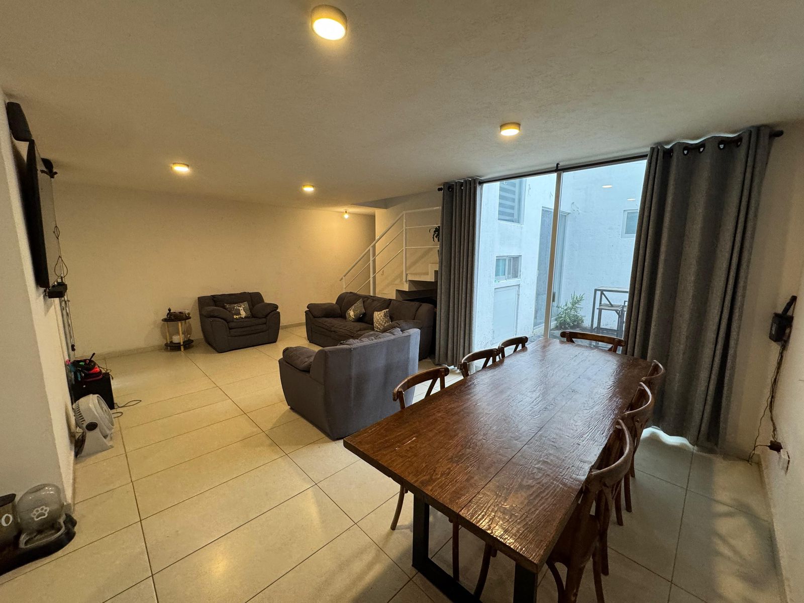 Casa en esquina con terreno excedente