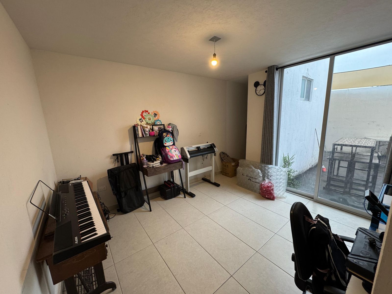 Casa en esquina con terreno excedente