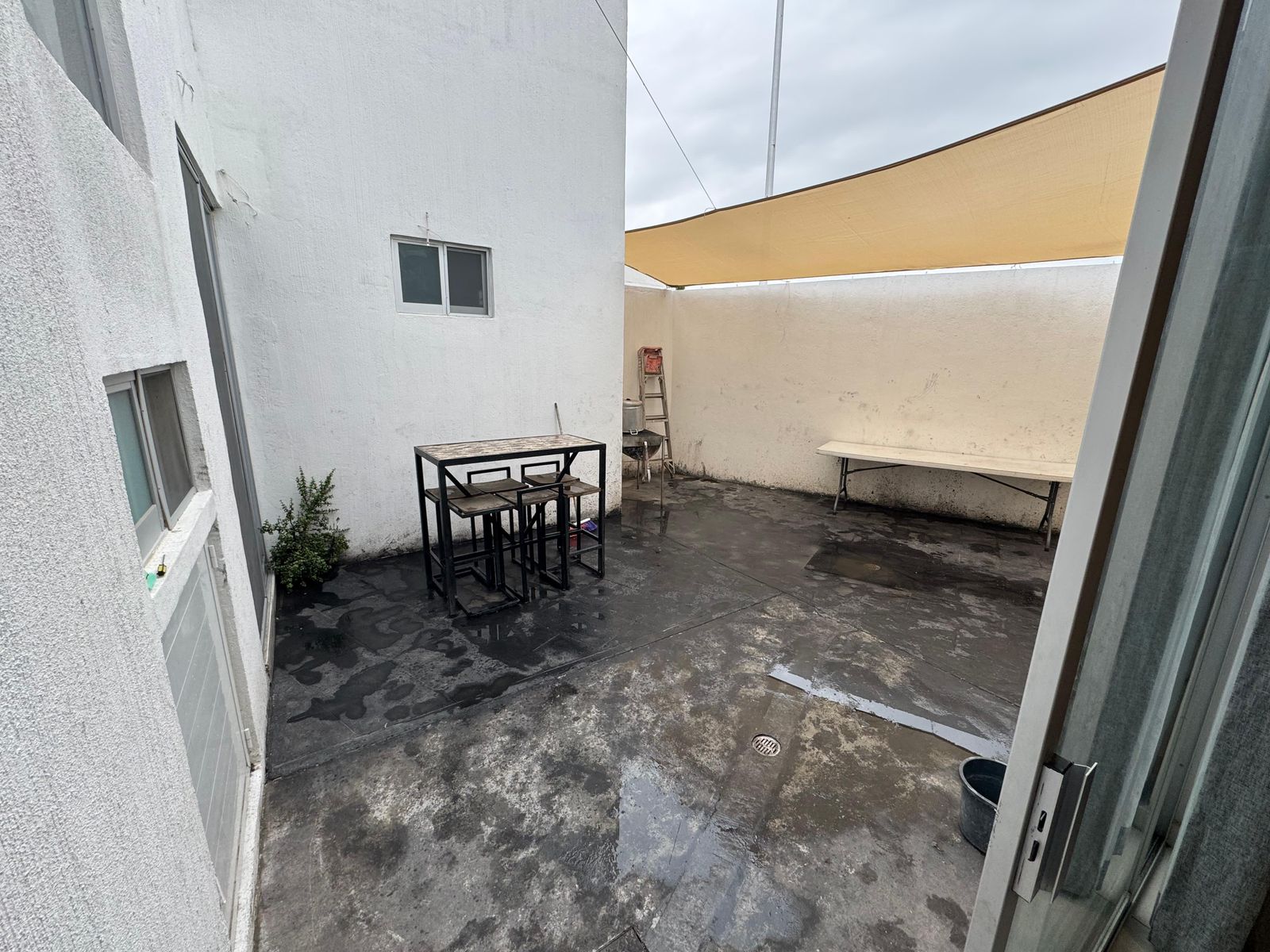 Casa en esquina con terreno excedente