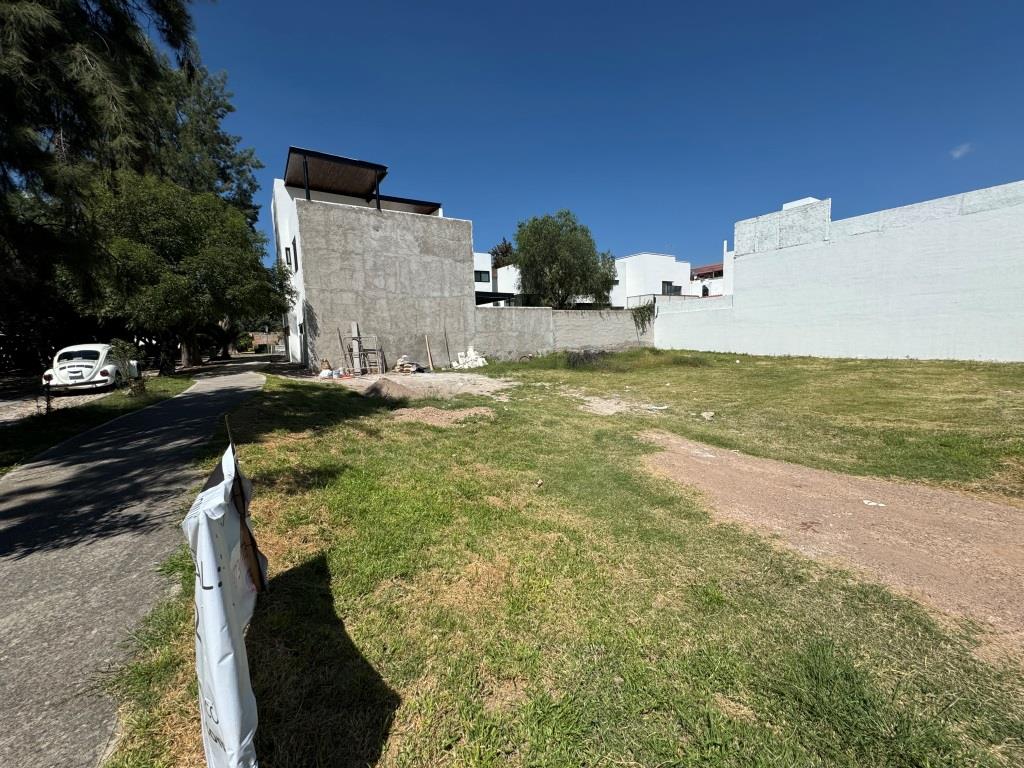 Terrenos dentro de fraccionamiento residencial