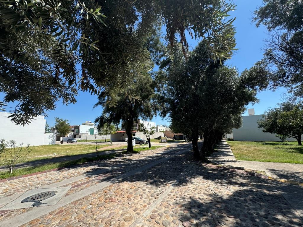 Terrenos dentro de fraccionamiento residencial