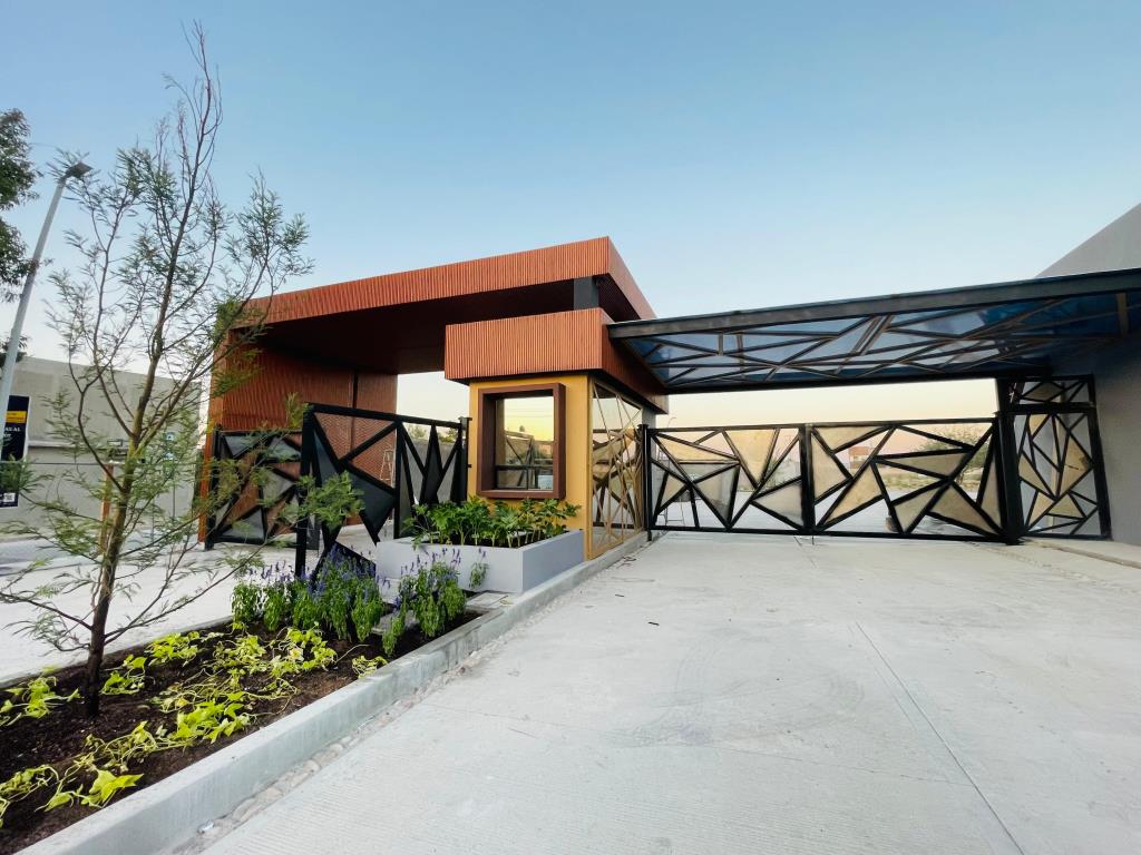 Casa nueva dentro de Fracc. con 3,500m2 de área común (Reserva)