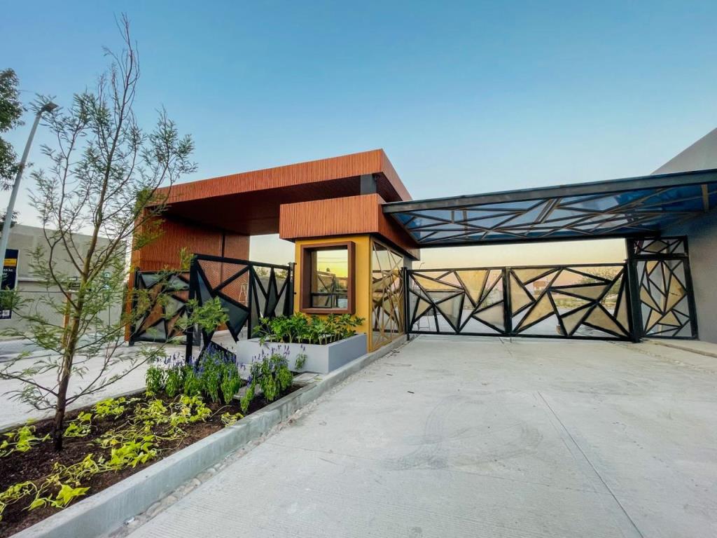 Casa nueva dentro de Fracc. con 3,500m2 de área común (Reserva)