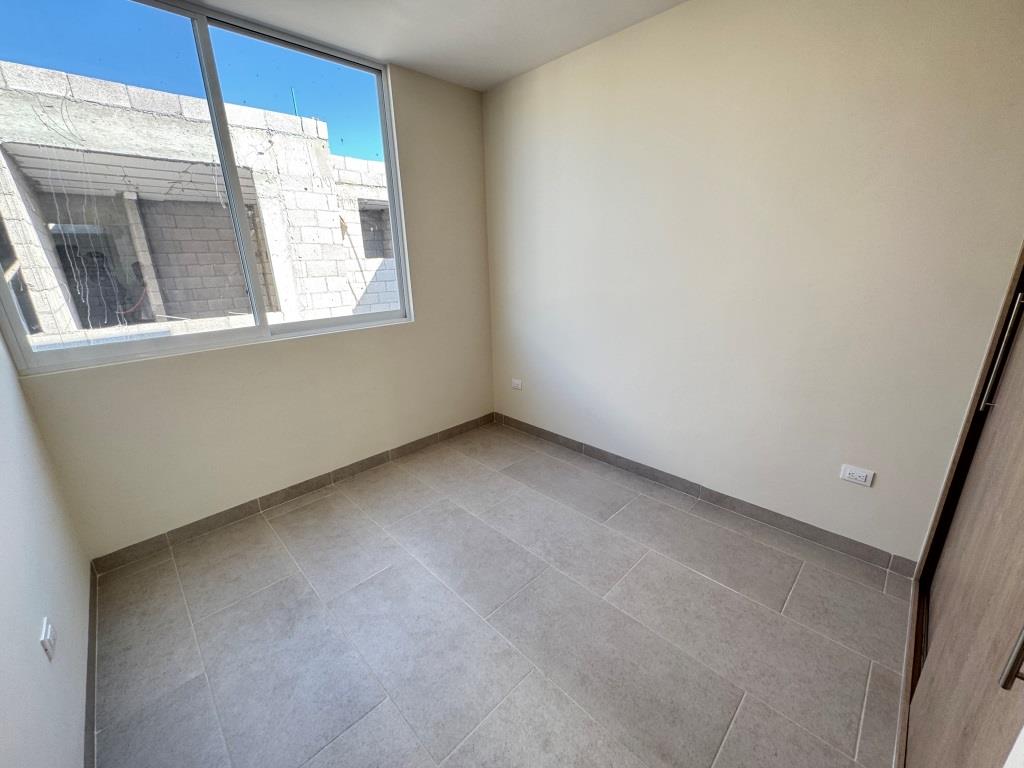 Casa nueva dentro de Fracc. con 3,500m2 de área común (Reserva)