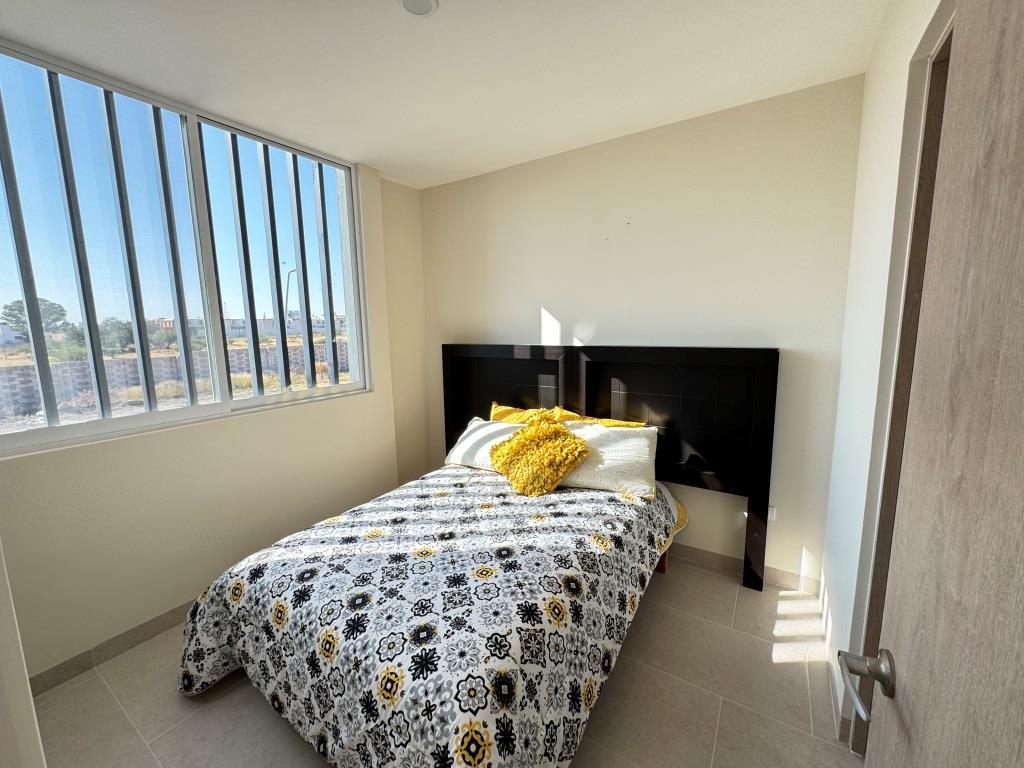 Casa nueva dentro de Fracc. con 3,500m2 de área común (Reserva)