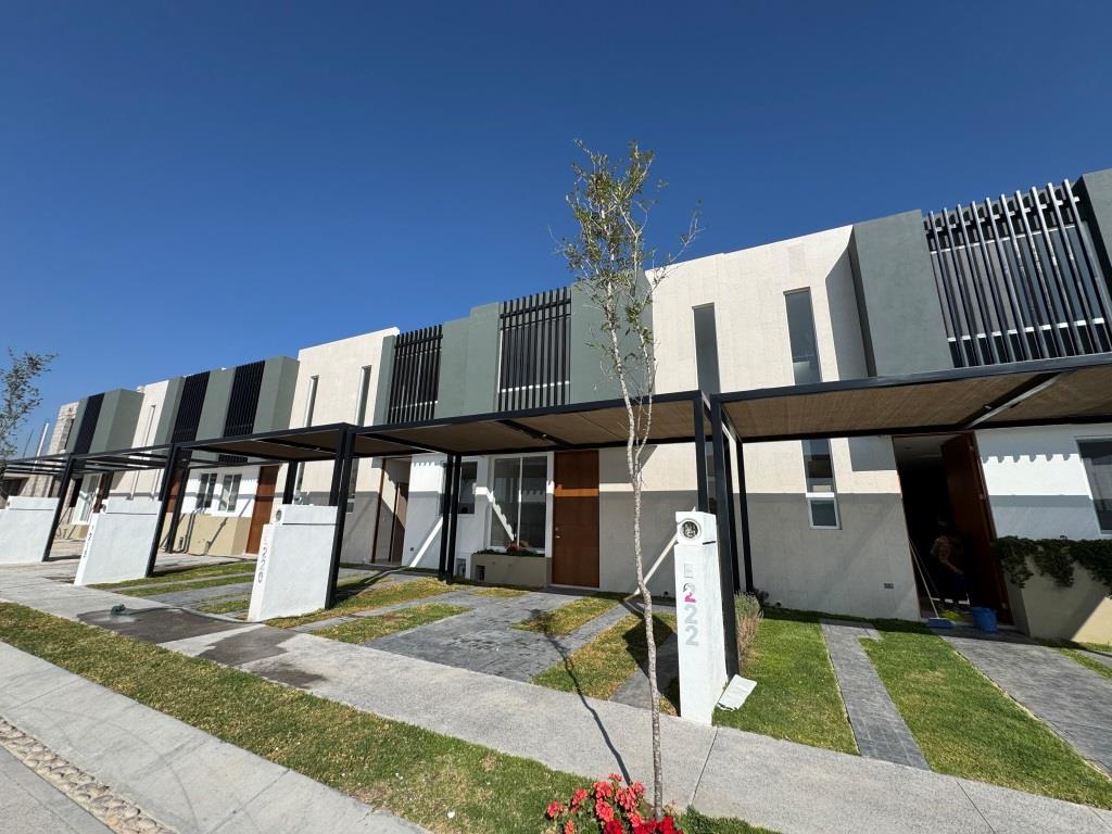 Casa nueva dentro de Fracc. con 3,500m2 de área común (Reserva)
