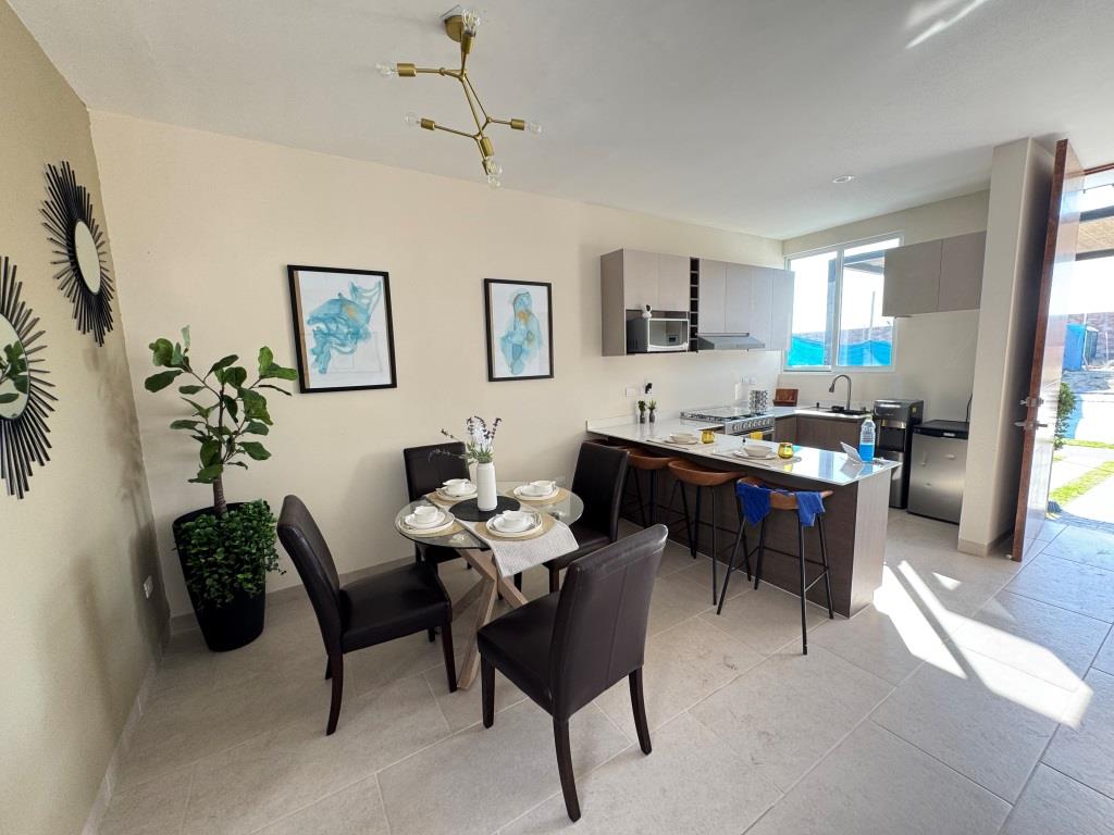 Casa nueva dentro de Fracc. con 3,500m2 de área común (Crianza)