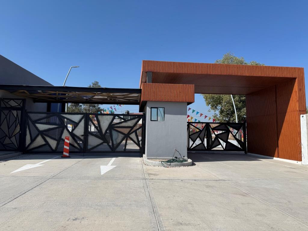 Casa nueva dentro de Fracc. con 3,500m2 de área común (Crianza)