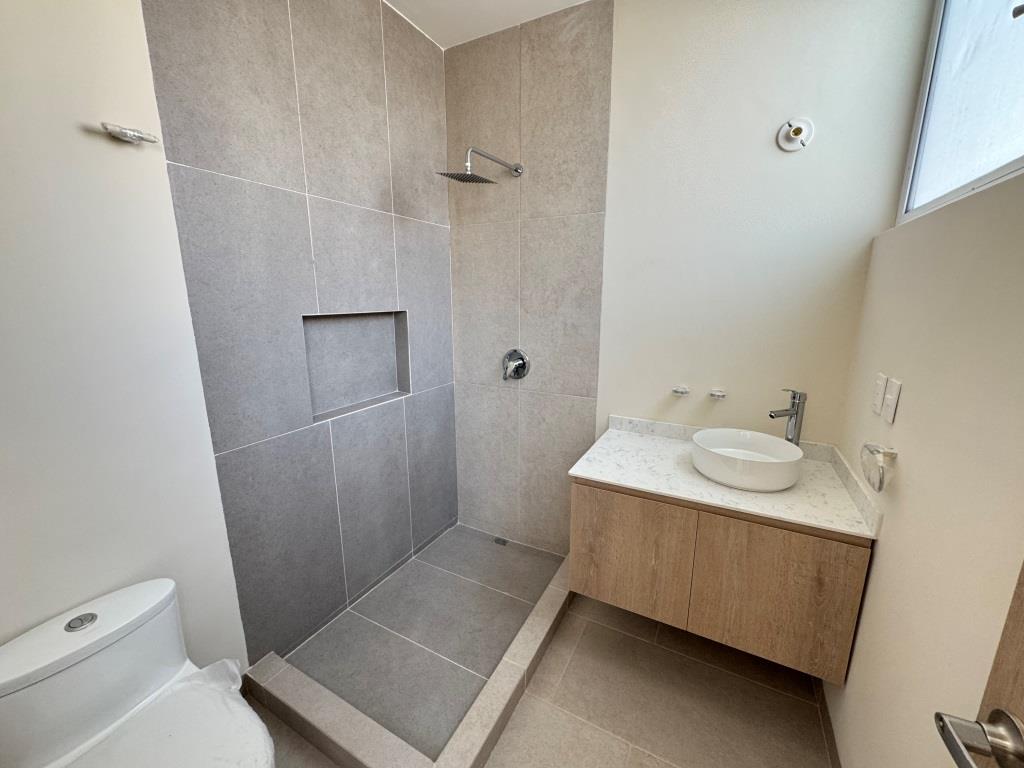 Casa nueva dentro de Fracc. con 3,500m2 de área común (Joven)