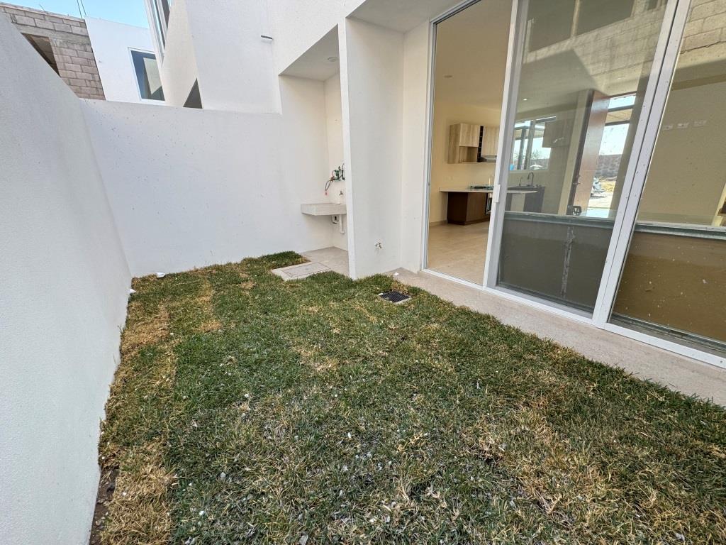 Casa nueva dentro de Fracc. con 3,500m2 de área común (Joven)