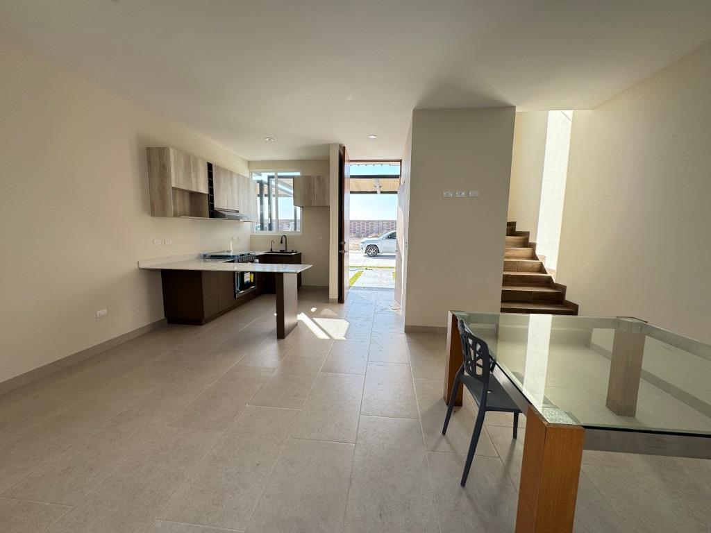 Casa nueva dentro de Fracc. con 3,500m2 de área común (Joven)