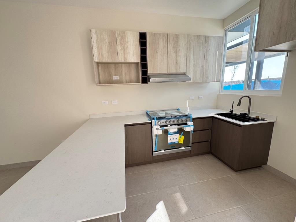Casa nueva dentro de Fracc. con 3,500m2 de área común (Joven)