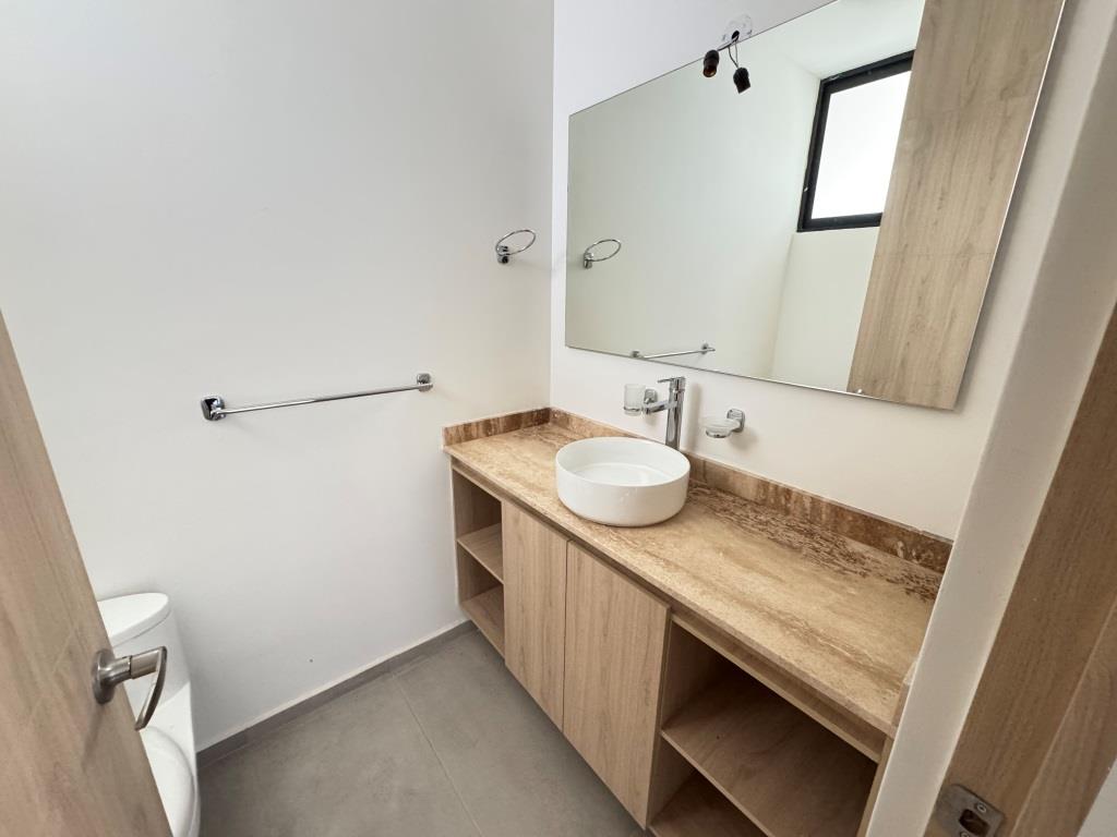 Casa nueva dentro de exclusivo Fracc. Residencial