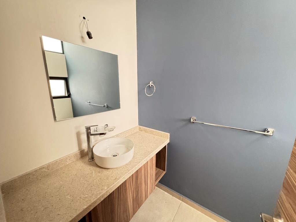 Casa nueva dentro de exclusivo Fracc. Residencial