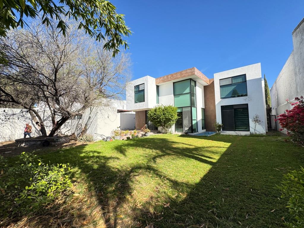 Casa en uno de los Fracc. mas exclusivos de la zona Poniente