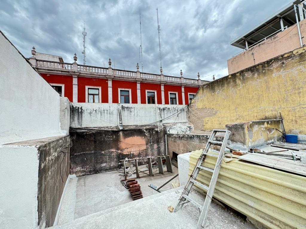 Finca céntrica a un costado de Palacio de Gobierno
