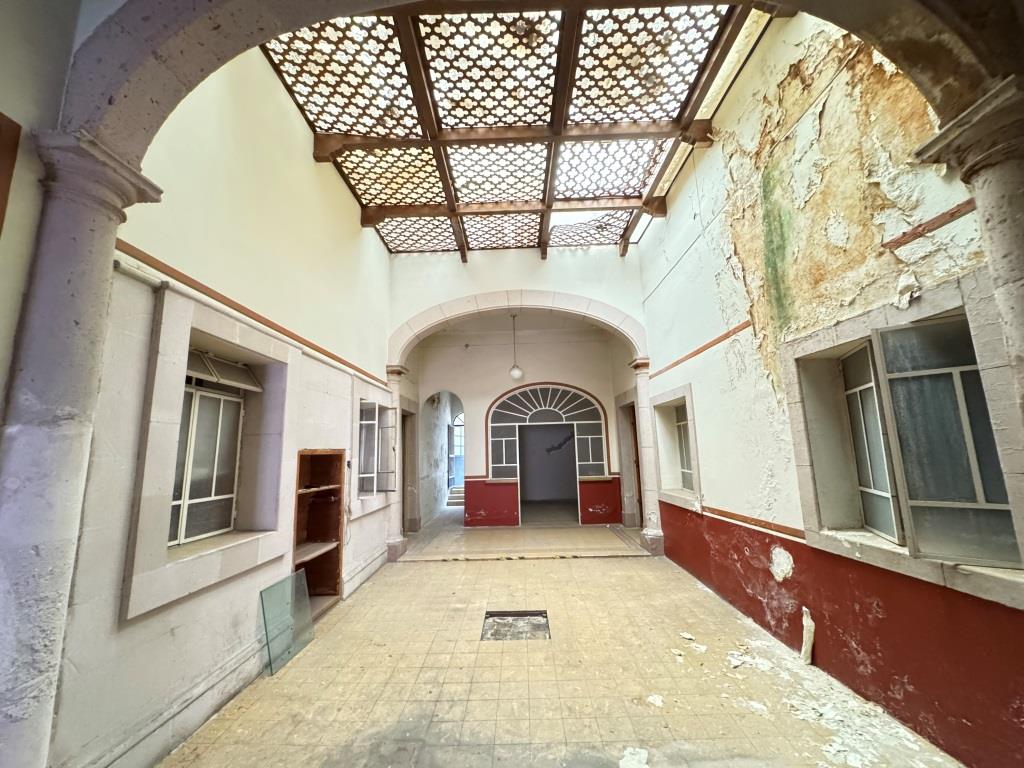 Finca céntrica a un costado de Palacio de Gobierno