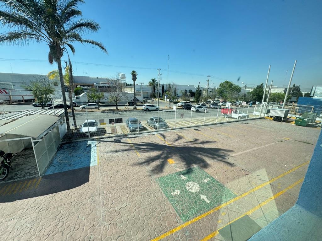 Oficinas dentro de PIVA con amplio estacionamientoi