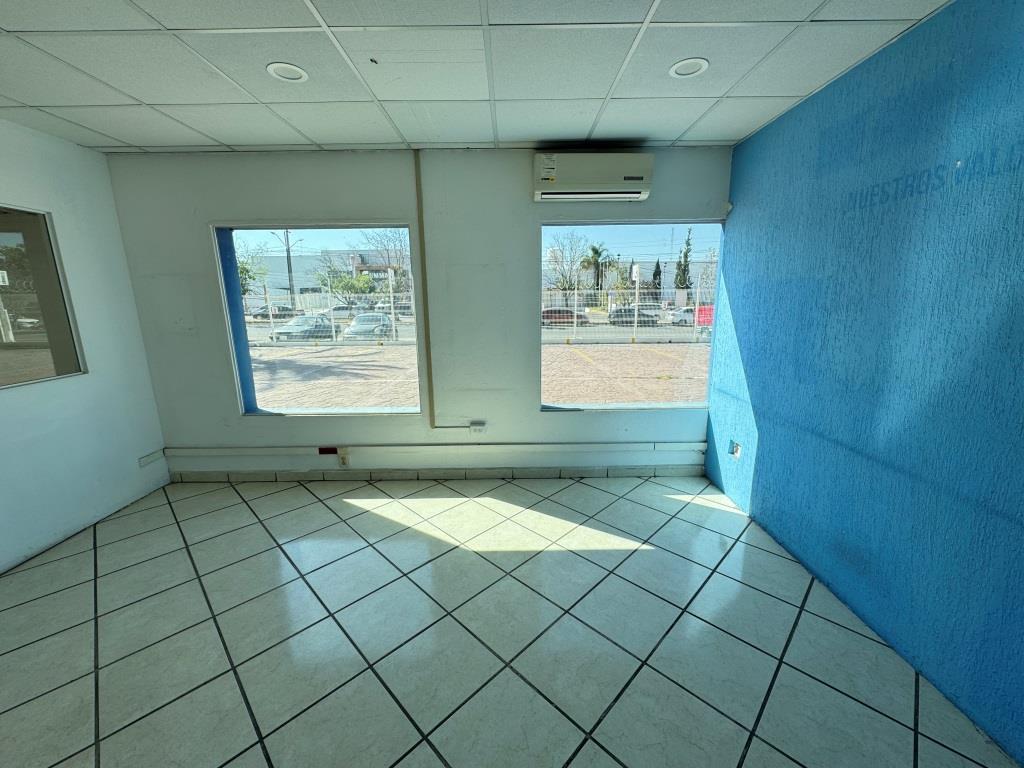 Oficinas dentro de PIVA con amplio estacionamientoi