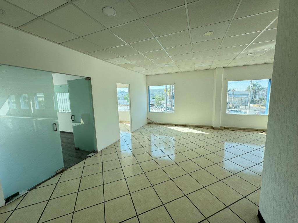 Oficinas dentro de PIVA con amplio estacionamientoi