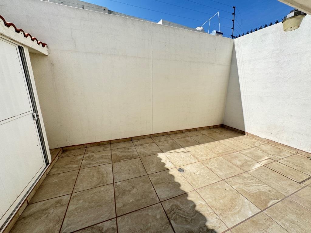Casa dentro de coto.