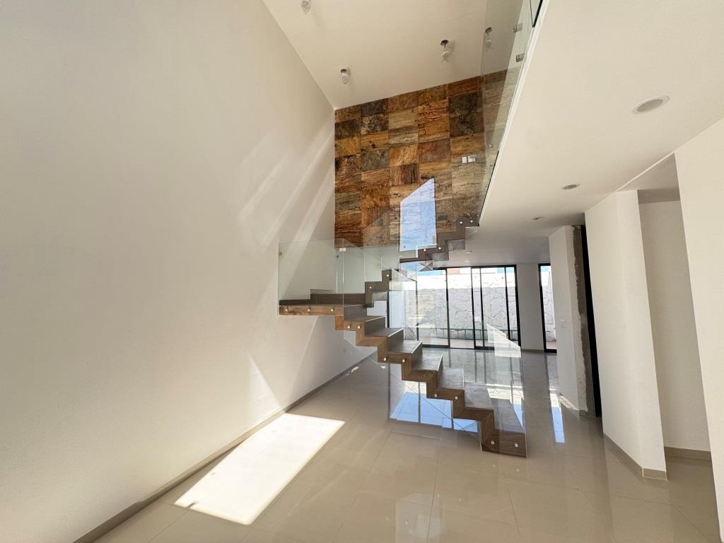 Casa dentro de Fracc. con casa club