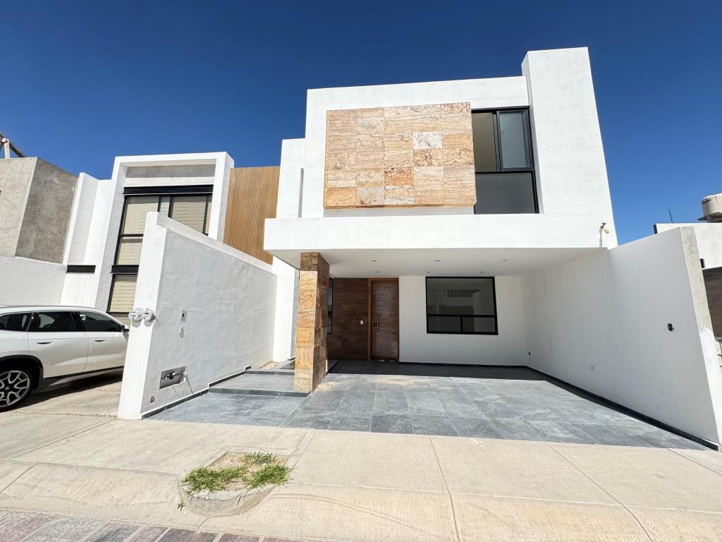 Casa dentro de Fracc. con casa club