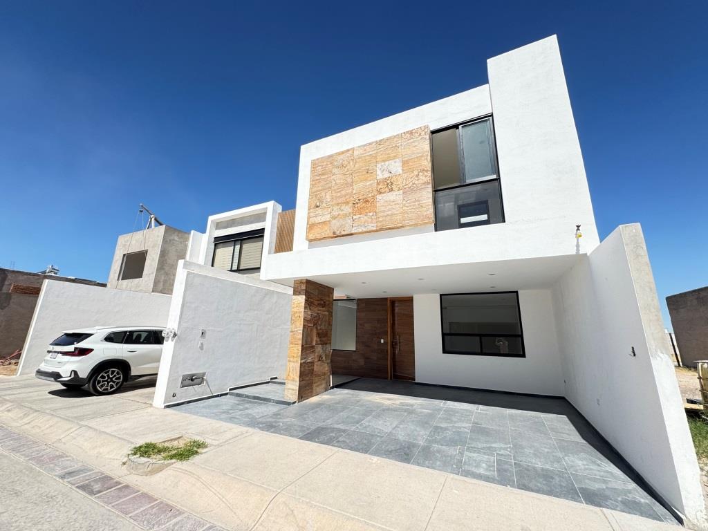 Casa dentro de Fracc. con casa club
